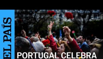 PORTUGAL | Miles de portugueses marchan para celebrar la Revolución de los Claveles | EL PAÍS